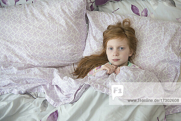 Krankes kleines Mädchen im Bett