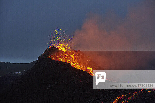 Erstaunliche Szenerie eines Vulkanausbruchs bei Nacht