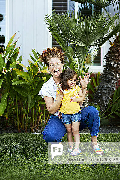 Porträt einer fröhlichen Mutter und ihrer Tochter im Hinterhof