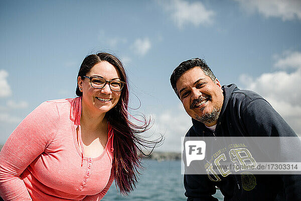 Hispanischer Bruder und Schwester posieren für die Kamera in der Bucht von San Diego