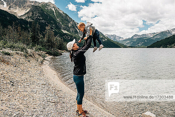 Mutter und Kleinkind lächeln sich bei einer Wanderung am Mystic Lake an