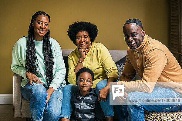 Porträt einer lächelnden Mehrgenerationenfamilie zu Hause