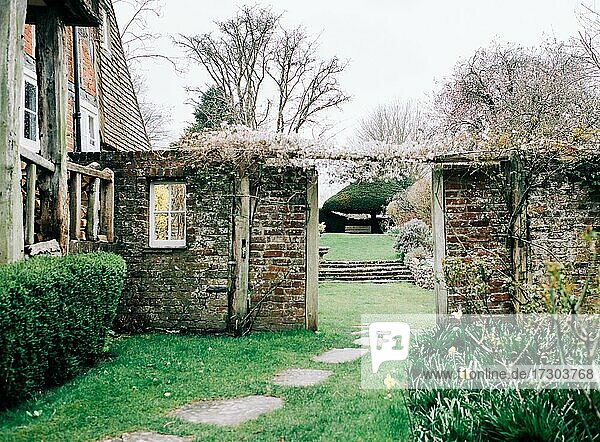 alte Backsteinmauer in einem schönen englischen Garten auf dem Lande