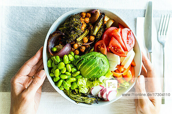 Fertige  gesunde  vegane Salatschüssel mit geröstetem Gemüse und Avocado