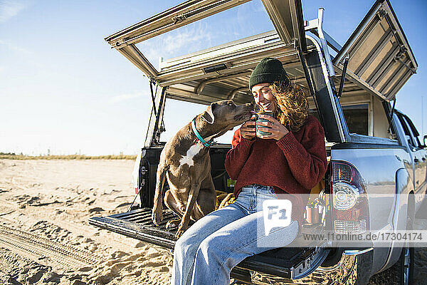 Junge Frau genießt Tasse Kaffee am Morgen Strand Auto Camping