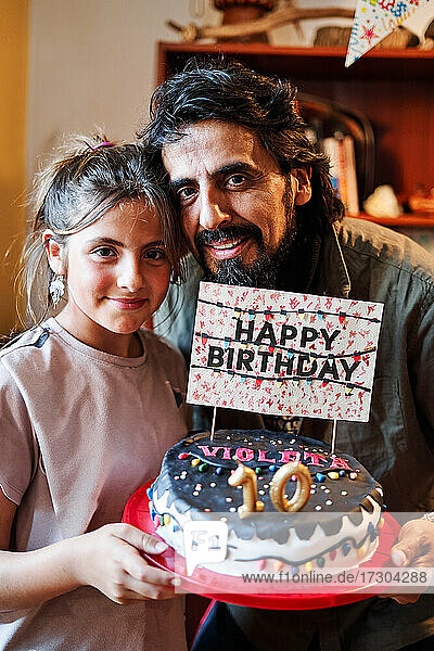 Porträt einer Latino-Familie  Vater und Tochter  die das Mädchen feiern