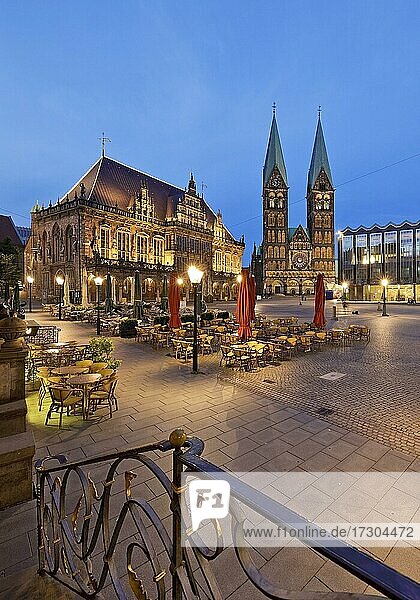 Markt mit Rathaus  St. Petri Dom und Parlamentsgebäude der Bremischen Bürgerschaft am Abend  Bremen  Deutschland  Europa