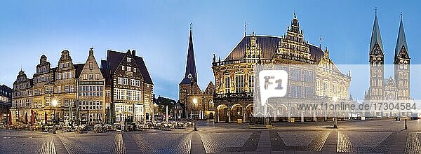Panorama  Markt mit Giebelhäusern  Unser Lieben Frauen Kirche  Rathaus mit Roland  St. Petri Dom  Parlamentsgebäude  Bremen  Deutschland  Europa