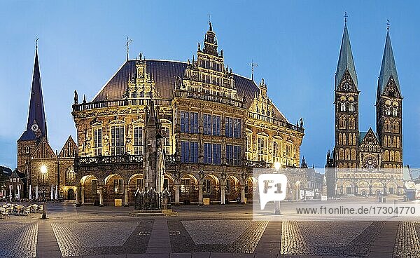 Markt mit Unser Lieben Frauen Kirche  Rathaus mit Roland und St. Petri Dom am Abend  Bremen  Deutschland  Europa