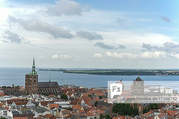 Blick von der Marienkirche auf die Altstadt  Stralsund  Mecklenburg-Vorpommern  Deutschland  Europa