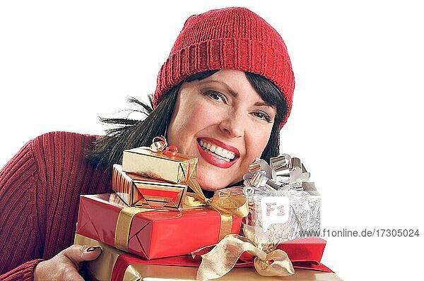 Attraktive Frau hält Urlaub Geschenke vor einem weißen Hintergrund
