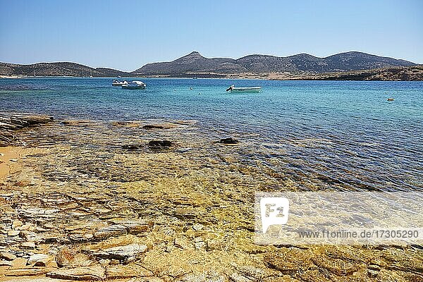 Golden schimmernder Strand auf Antiparos mit Blick auf Despotiko  Antiparos  Kykladen  Griechenland  Europa