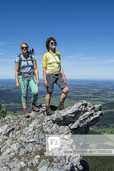 Zwei Wanderinnen blicken über das Alpenvorland  auf dem Gipfel des Breitenstein  Fischbachau  Bayern  Deutschland  Europa