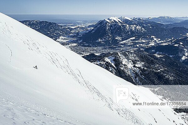 Skifahrer auf Alpspitz Osthang  Blick über das Wettersteingebirge mit Schnee im Winter  Garmisch-Partenkirchen  Bayern  Deutschland  Europa