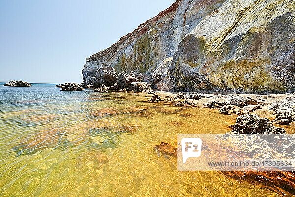 Strand von Paliochori auf Milos  Schwefel färbt das Wasser golden  Milos  Kykladen  Griechenland  Europa