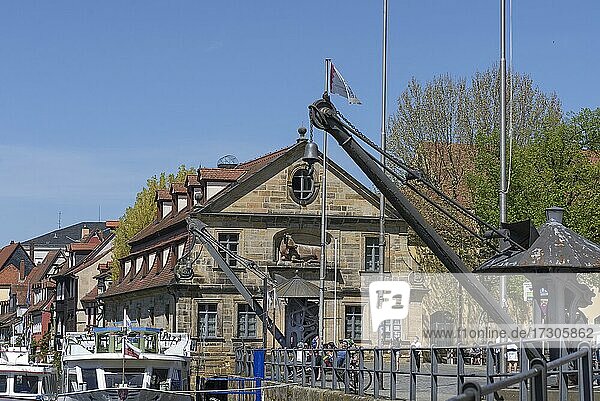 Historische Hafenkräne  hinten das ehemalige Schlachthaus  Bamberg  Oberfranken  Bayern  Deutschland  Europa