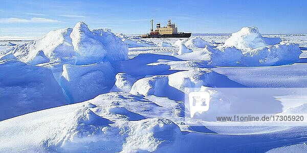 Russischer Eisbrecher Kapitan Khlebnikov geparkt im gefrorenen Meer am Drescher Inlet Iceport  Queen Maud Land  Weddellmeer  Antarktis  Antarktika