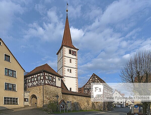 Kirchenensemble  spätromanische Bartolomäuskirche mit historischen Fachwerkhäusern  Kirchensittenbach  Mittelfranken  Bayern  Deutschland  Europa