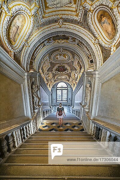 Treppe mit Statuen im Dogenpalast  Venedig  Venetien  Italien  Europa