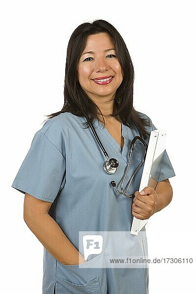 Attraktive hispanische Arzt oder Krankenschwester vor einem weißen Hintergrund
