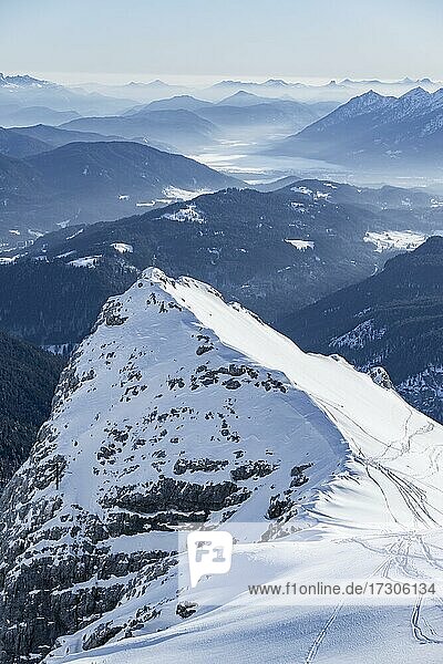 Alpenpanorama  Bernadeinkopf  Blick über das Wettersteingebirge mit Schnee im Winter  Garmisch-Partenkirchen  Bayern  Deutschland  Europa