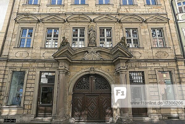 Fassade des Bibra-Palais  gebaut 1716  Doppelwappen Bibra-Eyb über dem Torbogen  Bamberg  Oberfranken  Bayern  Deutschland  Europa