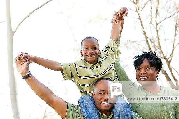 Afroamerikanische Familie hat Spaß im Park