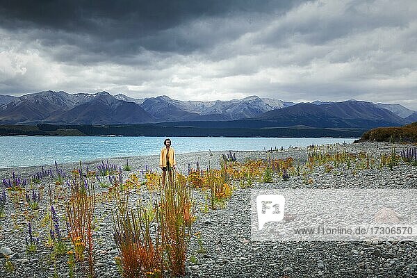 Kerl an einem Strand am Lake Tekapo  Region Canterbury  Mackenzie District  Südinsel  Neuseeland  Ozeanien