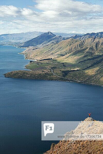Kerl auf einem Berg am Lake H?wea  Otago Region  Queenstown-Lakes District  Südinsel Neuseeland