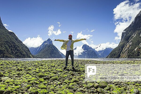 Guy am Milford Sound  Gebiet Milford Sound  Fiordland National Park  Fiordland  Südinsel  Neuseeland  Ozeanien