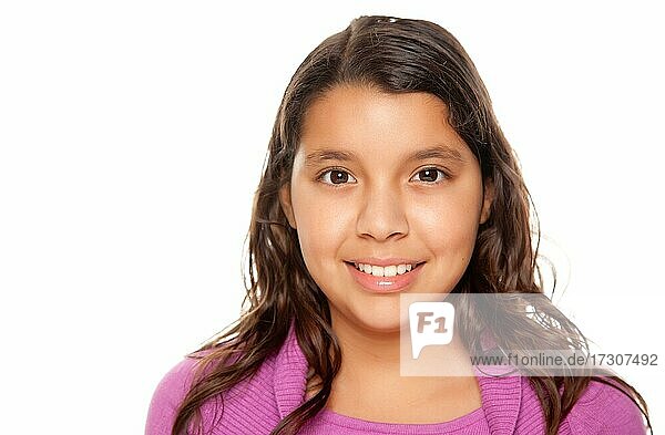 Hübsches hispanisches Mädchen Porträt vor einem weißen Hintergrund