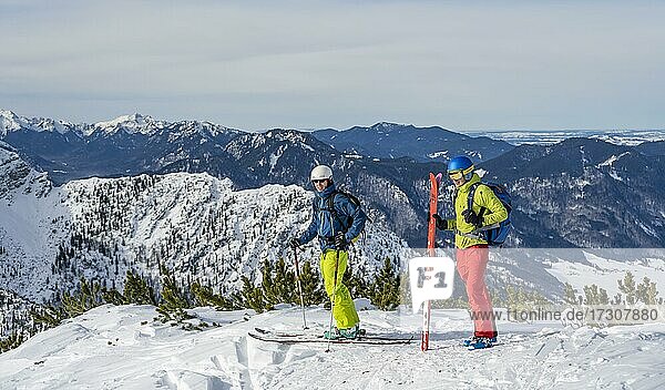 Zwei Skitourengeher am Gipfel des Simetsberg  Estergebirge  Bayerische Voralpen  Bayern  Deutschland  Europa