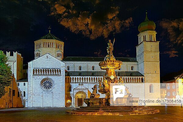 Domplatz mit Dom und Neptunbrunnen am Abend  Trient  Trento  Trentino-Alto Adige  Italien  Europa