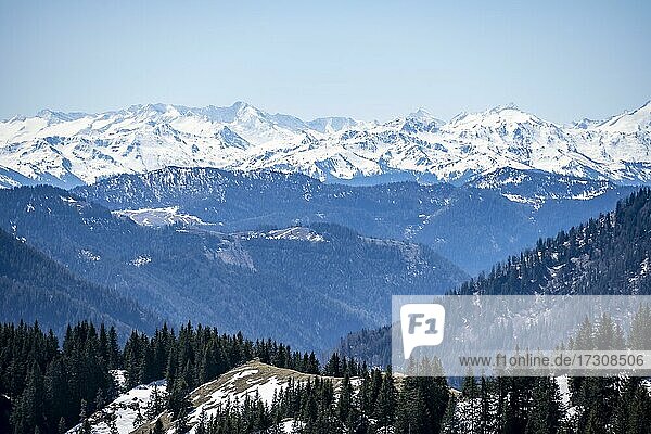 Blick auf den schneebedeckten Alpenhauptkamm  Ausblick vom Gipfel des Breitenstein  Schneereste im Frühling  Fischbachau  Bayern  Deutschland  Europa