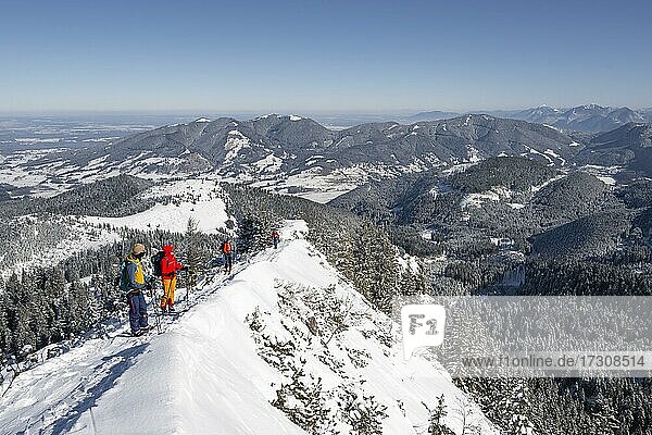 Junge Frau und Mann auf Skitour  Skitourengeher auf Tour zum Teufelstättkopf  Ammergauer Alpen  Unterammergau  Bayern  Deutschland  Europa