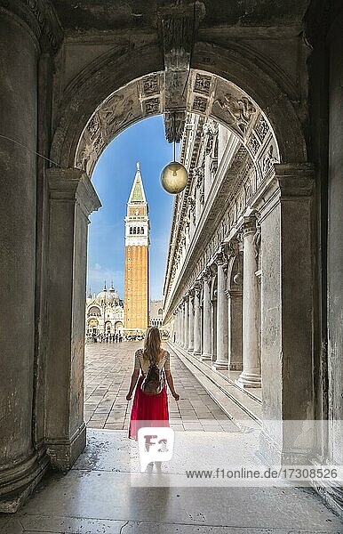 Junge Frau im Säulengang am Markusplatz  mit Glockenturm Campanile  Venedig  Venetien  Italien  Europa
