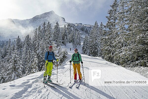 Junger Mann und junge Frau auf Skitour  Skitourengeher  Wettersteingebirge  Garmisch-Partenkirchen  Bayern  Deutschland  Europa