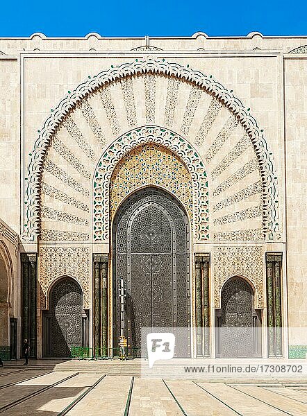 Verzierte Außenwand  Eingangstor mit Mosaik und Ornament  Hassan II Moschee  Grande Mosquée Hassan II  Maurische Architektur  Casablanca  Marokko  Afrika