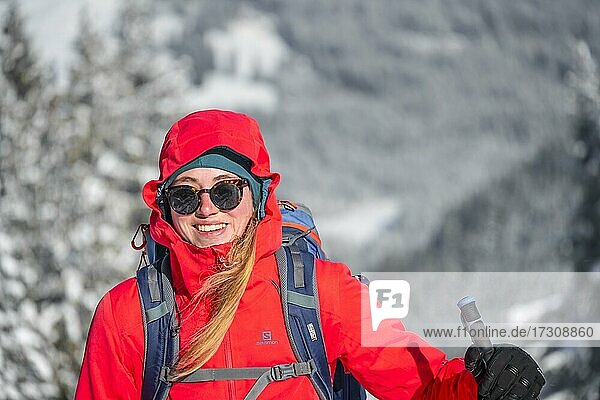 Junge Frau auf Skitour  Skitourengeher auf Tour zum Teufelstättkopf  Ammergauer Alpen  Unterammergau  Bayern  Deutschland  Europa
