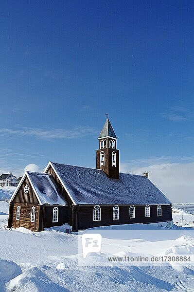 Holzkirche in Winterlandschaft  Zionskirche  Ilulissat  Grönland  Dänemark  Nordamerika