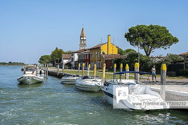San Michele Arcangelo  Kanal mit Booten  Bunte Häuser  Insel Burano  Venedig  Venetien  Italien  Europa