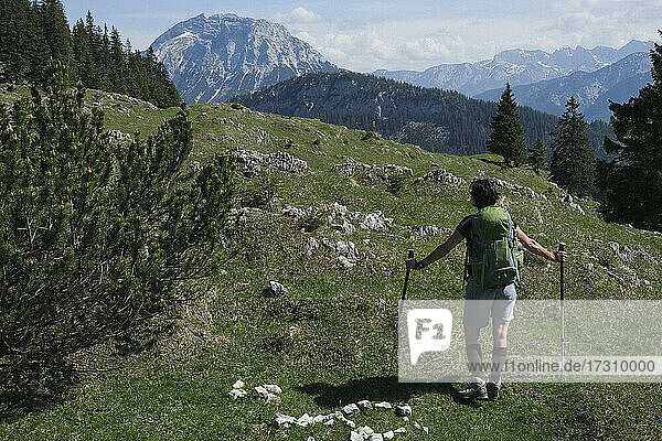 Frau beim Wandern in idyllischen  sonnigen Bergen  Bayern  Deutschland