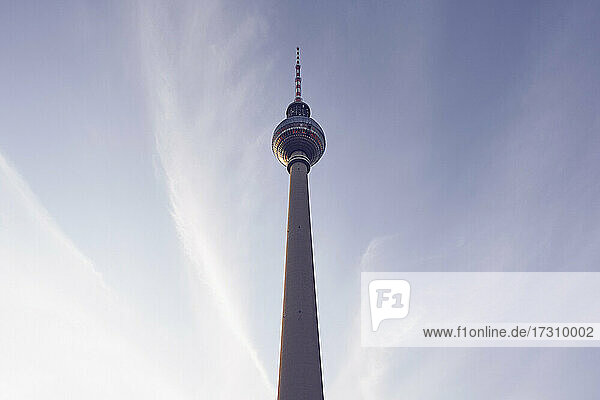 Fernsehturm gegen blauen Himmel  Berlin  Deutschland