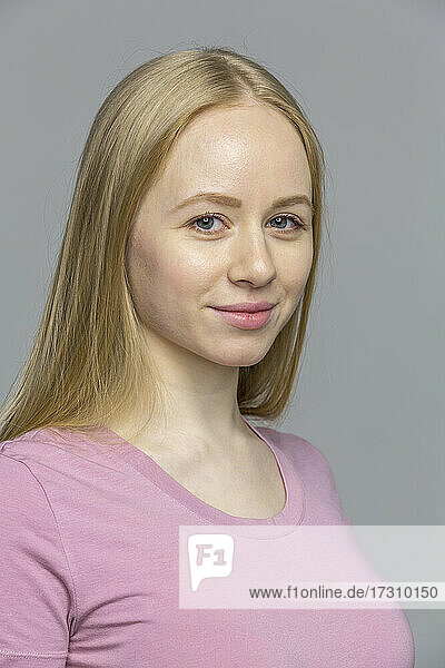 Close up Studio Porträt selbstbewusst blonde junge Frau