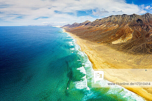 Luftpanorama der Berge und des Strandes von Cofete im Naturpark Jandia  Fuerteventura  Kanarische Inseln  Spanien  Atlantik  Europa