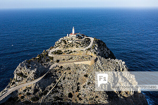 Luftaufnahme des Leuchtturms am Cap de Formentor  Mallorca  Balearische Inseln  Spanien  Mittelmeer  Europa
