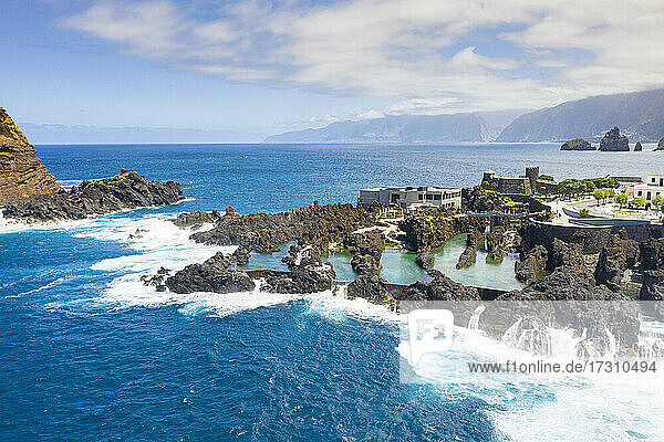 Natürliche Pools aus vulkanischer Lava  gefüllt mit kristallklarem Meerwasser  Porto Moniz  Insel Madeira  Portugal  Atlantik  Europa
