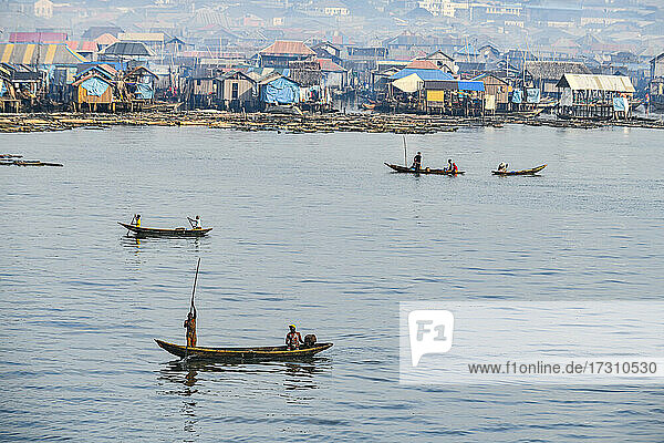 Maokoko schwimmender Markt  Lagos  Nigeria  Westafrika  Afrika