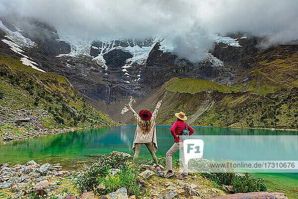 Zwei Frauen genießen den Blick auf den kristallklaren Humantay-See  Cusco  Peru  Südamerika