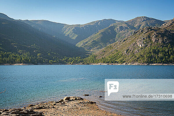 Landschaft des Sees und der Berge in Vilarinho das Furnas Dam in Geres National Park  Norte  Portugal  Europa